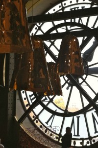 4 Clocks as Hitchock in Orsay, Remonter le temps comme montre Hitchcock et 4 cloches en suspens(60x40)